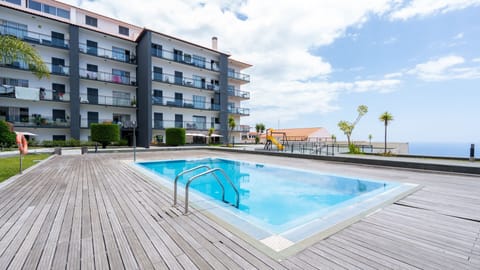 The Time House offers access to a spacious shared pool, wooden sun deck, and coastal surroundings, perfect for refreshing swims and Madeira afternoons under blue skies. #SharedPool #MadeiraStay