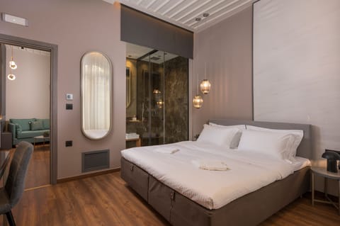 Executive Suite | 1 bedroom, premium bedding, down comforters, Select Comfort beds