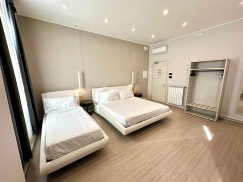 Camera Tripla | Down comforters, minibar, in-room safe, individually furnished