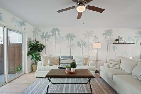 Live the Beach life - 2 Blocks to Beach
