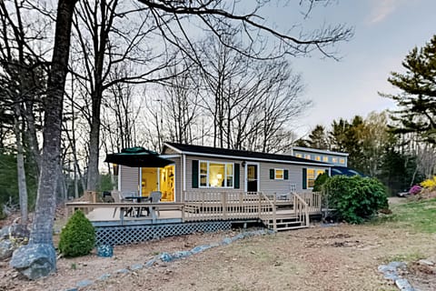 Located on the "quiet side of Acadia", Mariner's Reach is the coziest retreat on the Schoodic Peninsula.