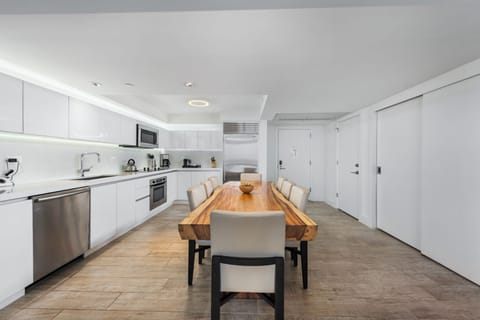Full Kitchen with Dining Table