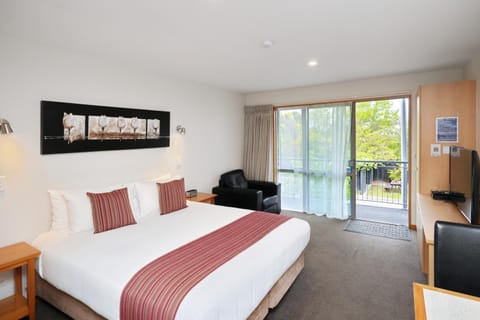 Executive Studio, Non Smoking, Kitchen (SUPERIOR STUDIO) | Soundproofing, iron/ironing board, WiFi (free), bed sheets