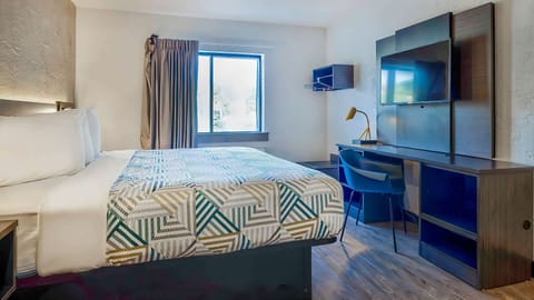 Desk, blackout drapes, free WiFi, bed sheets