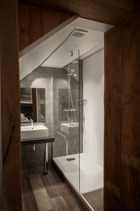 Triple Room | Laptop workspace, free WiFi, bed sheets