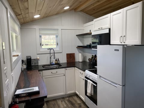 Fully furnished and equipped kitchen.