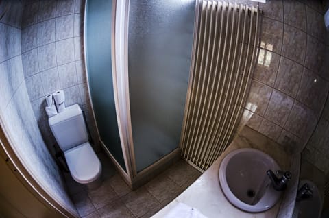 Standard Room | Bathroom shower