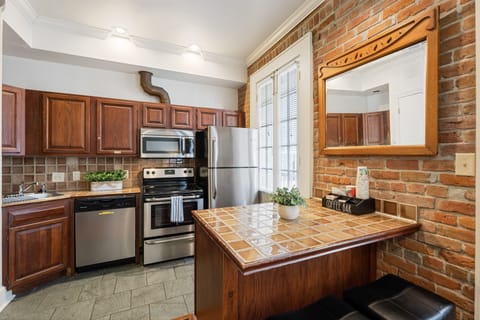 Deluxe Loft, 1 King Bed, Non Smoking, Kitchen | Private kitchen | Full-size fridge, microwave, oven, stovetop