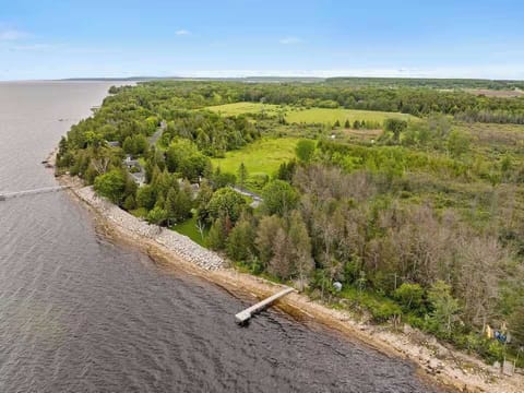 185' of shoreline - this location will not disappoint