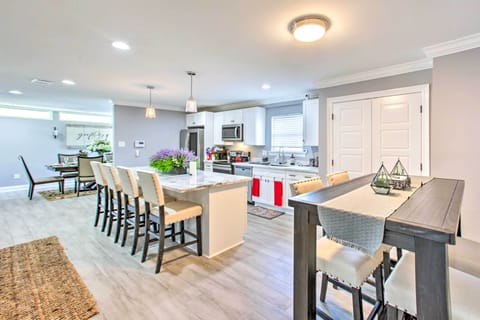 Additional Dining Area | Breakfast Bar