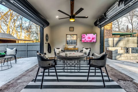 Onyx Game Room - Complete with poker table & big screen TV!