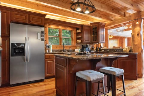 Additional Seating at the Kitchen Island