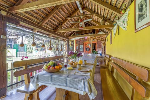 Family House, 3 Bedrooms, 2 Bathrooms (Traditional Child Friendly Homestead) | Outdoor dining