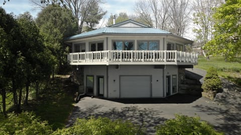 The Octagon House with Infinite views of Canandaigua Lake