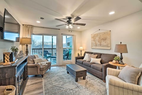 Reeds Spring Vacation Rental | 2BR | 2BA | 900 Sq Ft