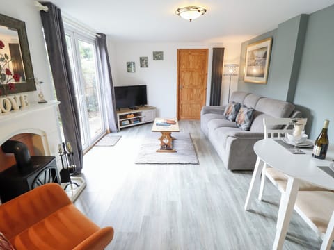 Cottage | Living area | Fireplace