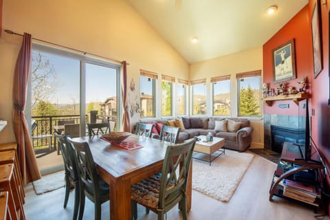 Fantastic top floor corner unit with lots of light and open concept layout