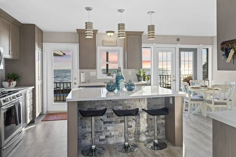 kitchen and breakfasts  area 