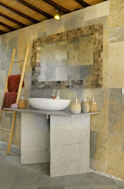 Garden Suite | Bathroom | Free toiletries, hair dryer, towels