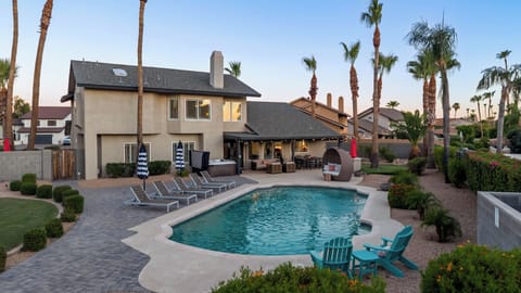 Private Backyard with Pool, Hot Tub, Loungers, Grill, Chess and Games