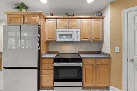 CL565: Hampton Street Retreat l Mid Level Kitchen