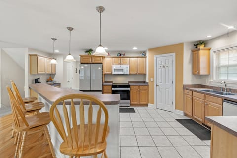 CL565: Hampton Street Retreat l Mid Level Kitchen