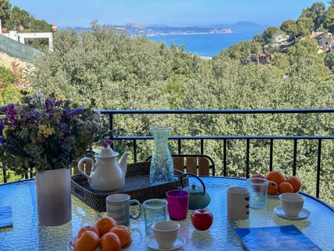 Semi-attached house with sea views to 1.5 kms to the beach. 6 people.BEGUR
