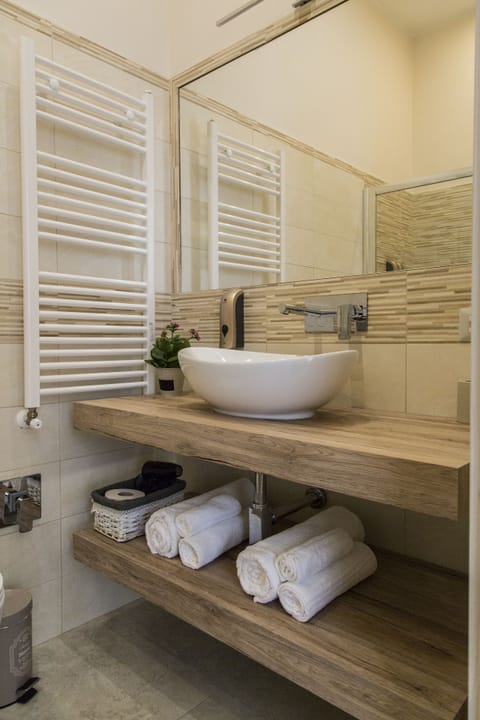 Comfort Double Room | Bathroom | Shower, rainfall showerhead, free toiletries, hair dryer