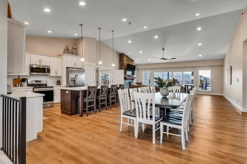 Vaulted ceilings and an open floor plan make this great room feel extra grand!
