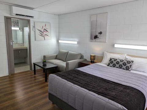 Superior Queen Room | Down comforters, pillowtop beds, desk, laptop workspace