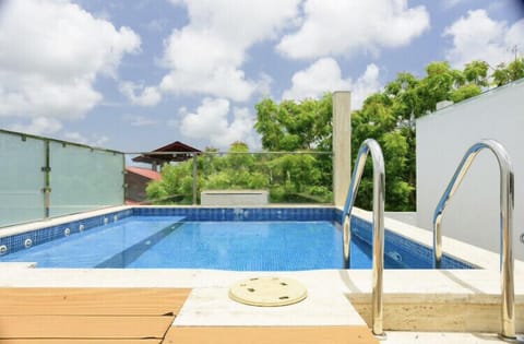 Roof top private pool. jacuzzi, sun bed
