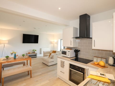 Cottage | Private kitchen | Fridge, dishwasher, electric kettle, toaster