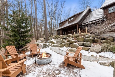 Outdoor bonfire area surrounded by nature, ideal for evenings under the trees.