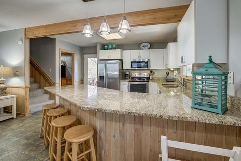 Mid-Level Kitchen with Bar seats 5