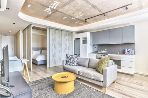 Studio, 1 Bedroom, Smoking, Balcony | Living room