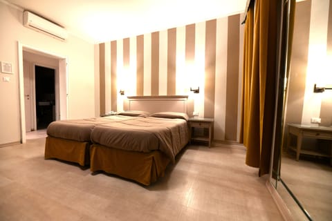 Comfort Double or Twin Room, Ensuite | Premium bedding, down comforters, minibar, in-room safe