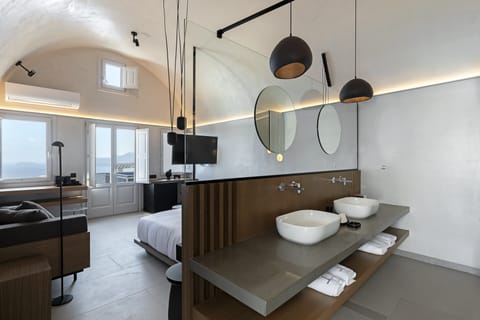 Deluxe Suite outdoor hot tub sea view | Minibar, in-room safe, free WiFi, bed sheets