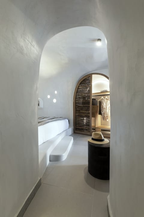 Junior Suite outdoor hot tub sea view | Minibar, in-room safe, free WiFi, bed sheets