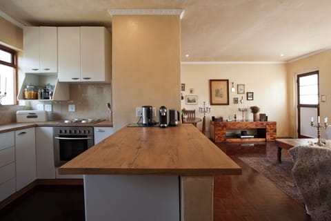 Full-size fridge, microwave, oven, stovetop