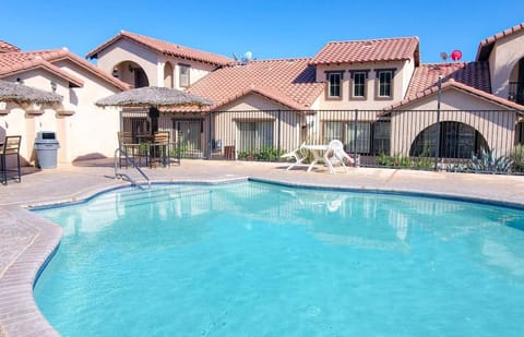 This split-level vacation rental features 3 bedrooms, 3 bathrooms, a chef's kitchen with island, two living rooms, in-unit laundry, and upstairs patio with gas BBQ overlooking the golf course .