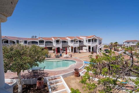 La Hacienda Condo 18 en San Felipe, B.C - bacony view to pool