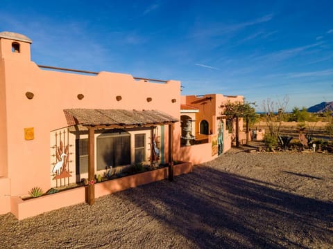 This 3-bedroom, 2-bath southwest-style home features a king master, queen bedroom, two twin beds, gourmet kitchen with island, tiled fireplace, rooftop patio with mountain and water views, and an outdoor hot tub .