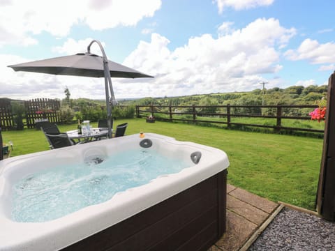 Cottage | Outdoor spa tub