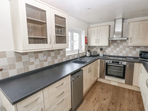 Cottage | Private kitchen | Fridge, dishwasher, electric kettle, toaster