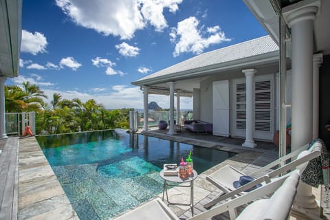 The contemporary Diamond Rock Villa, built in a U-shape facing the majestic Diamond Rock, reveals itself as a Riad stretching under the tropical sun.
