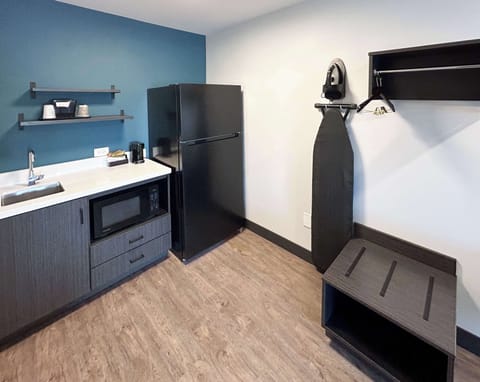 Blackout drapes, free WiFi, bed sheets