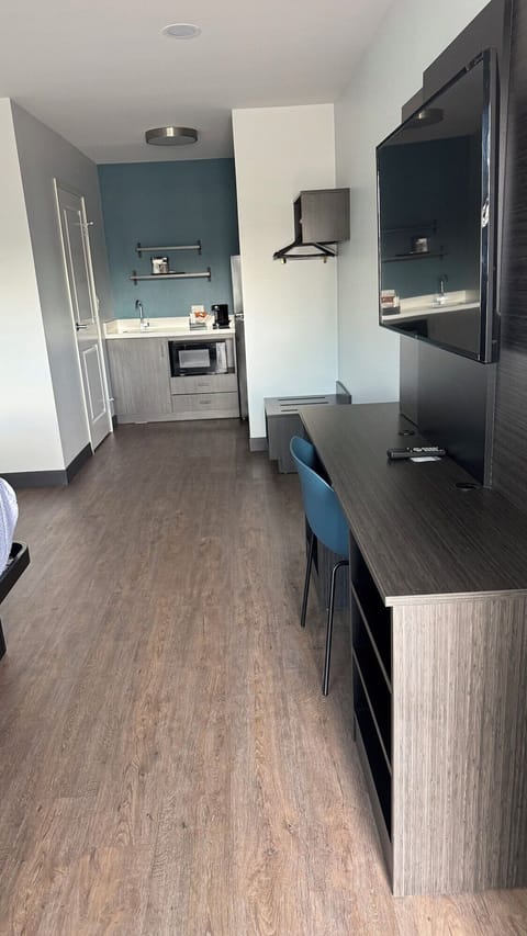 Blackout drapes, free WiFi, bed sheets