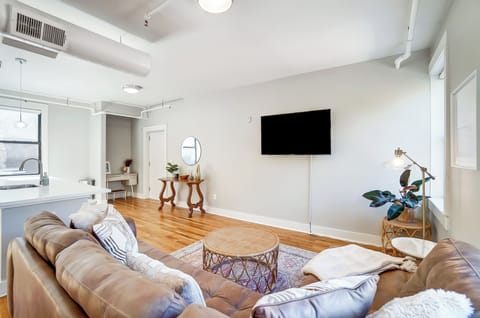 Cincinnati Vacation Rental | 2BR | 1BA | 950 Sq Ft | Stairs Required