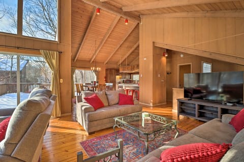 East Stroudsburg Vacation Rental | 3BR | 1.5BA | 1,404 Sq Ft | Stairs Required