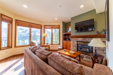 Living room with pullout sofa.